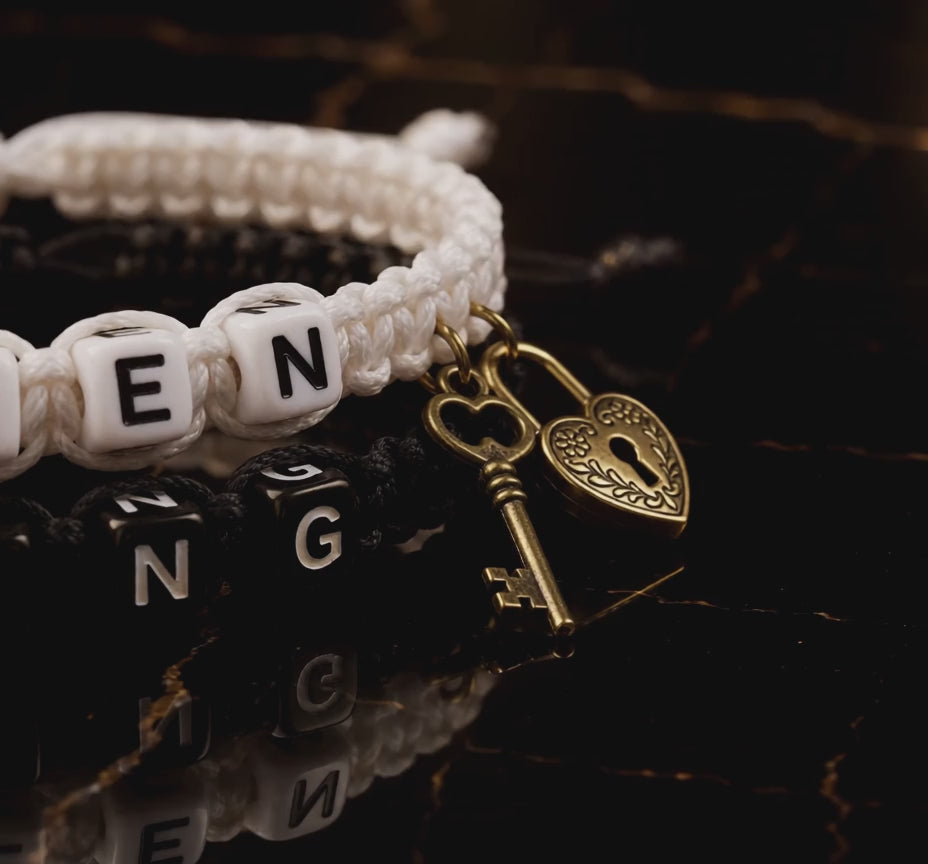 BRAZALETES DE PAREJA BLACK KING & WHITE QUEEN – SET DE 2